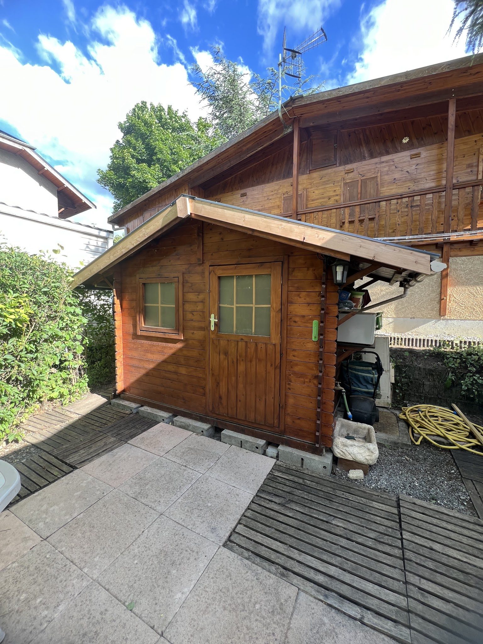 Abri de jardin en bois avec sa toiture, sa rive et sa gouttière