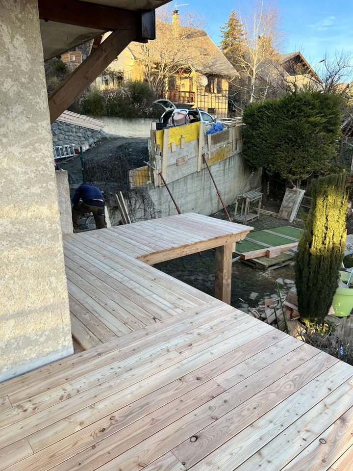 Terrasse en bois en cours de pose, sur plusieurs niveaux